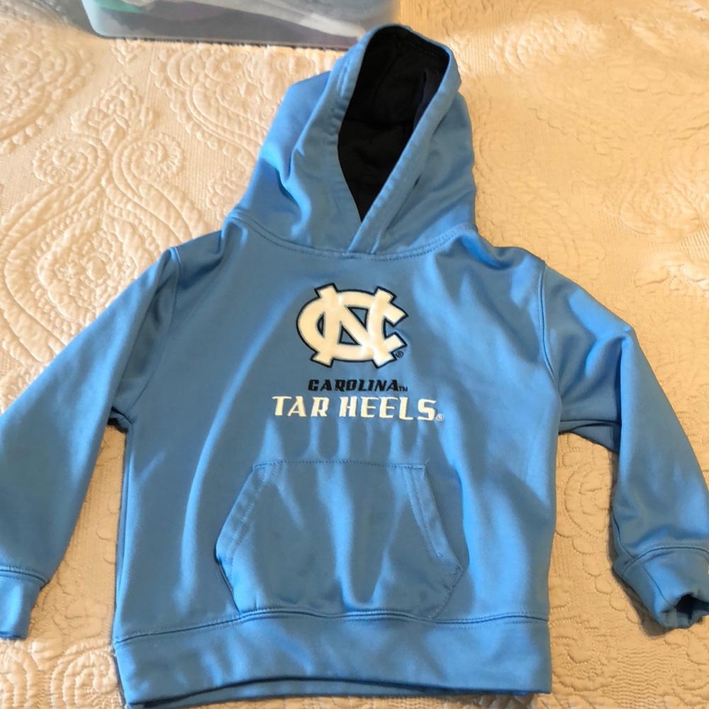 Youth UNC hoodie (6 Large)